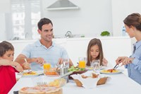 Dạy con trên bàn ăn: những điều nên và không nên