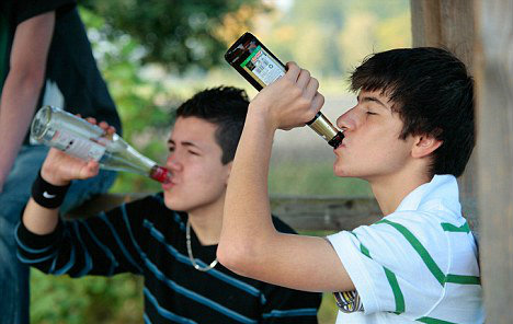 Bố mẹ là nhân tố quan trọng nhất ảnh hưởng tới thói quen uống rượu của con cái