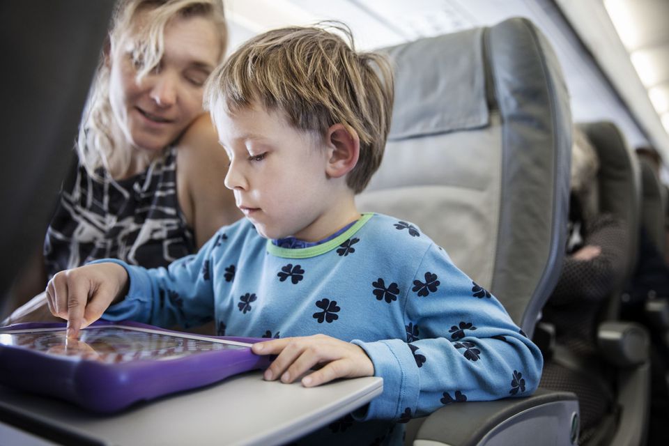 Các hoạt động trên máy bay giúp bé không buồn chán