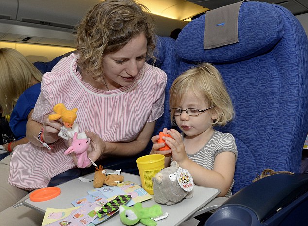 Các hoạt động trên máy bay giúp bé không buồn chán