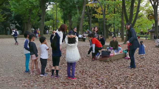 Học cha mẹ Nhật kích thích “hoóc môn hạnh phúc” cho con bằng những việc cực kì đơn giản