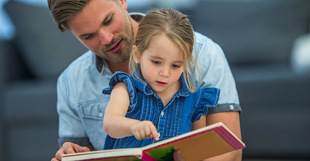 Cha mẹ đã bỏ lỡ những việc vô cùng bổ ích nào khi đọc to cho con?