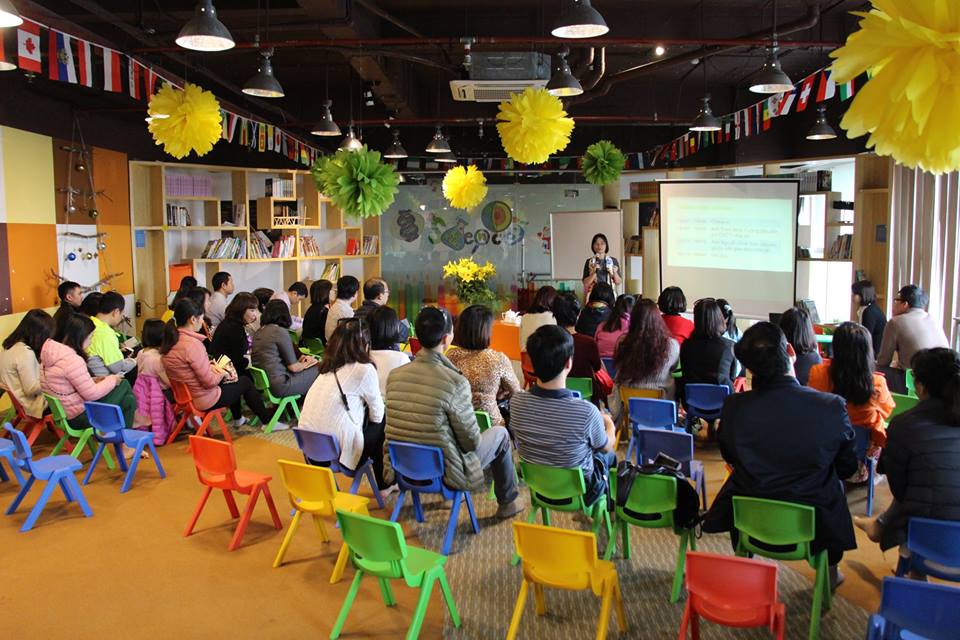 Chị Dương Thị Minh giới thiệu chương trình hội thảo Làm gì để trẻ không ham game?